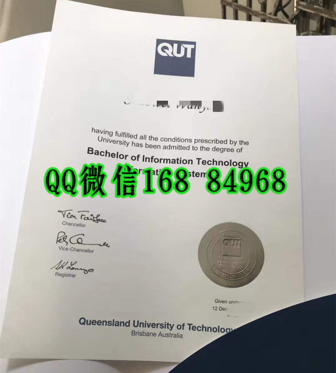 分享昆士兰科技大学毕业证烫银钢印工艺，澳洲QUT大学文凭留学材料定制
